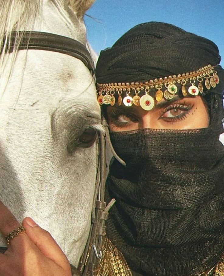 عکس پروفایل عربی دخترانه کنار اسب از نزدیک