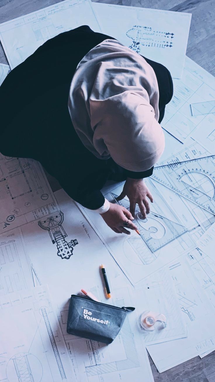 عکس پروفایل خانم مهندس در حال نقشه کشی