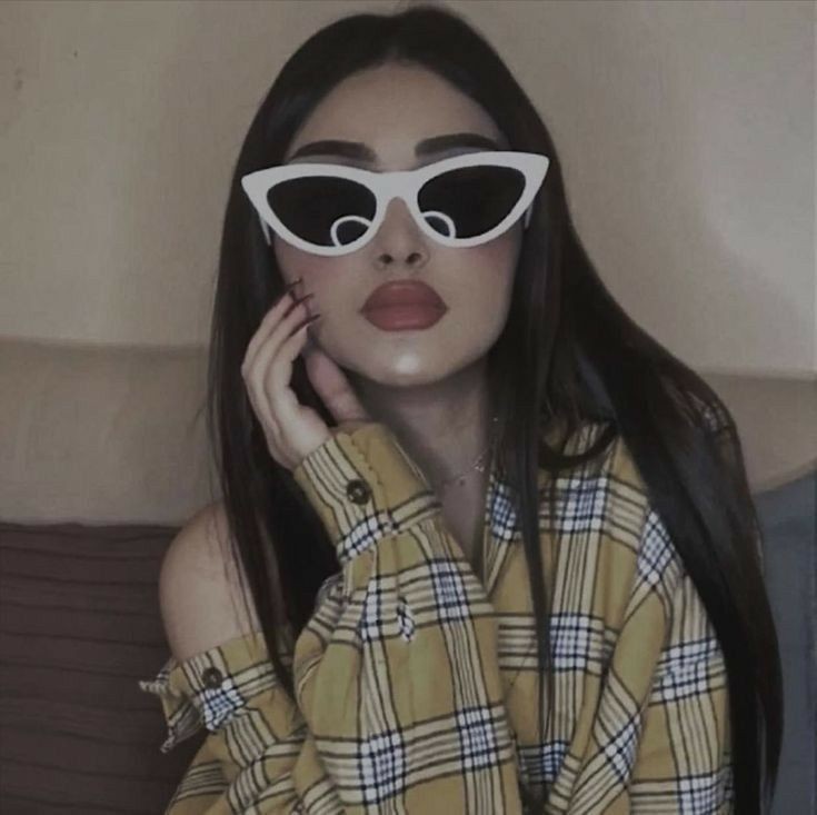 عکس پروفایل دخترانه مغرور با عینک دودی
