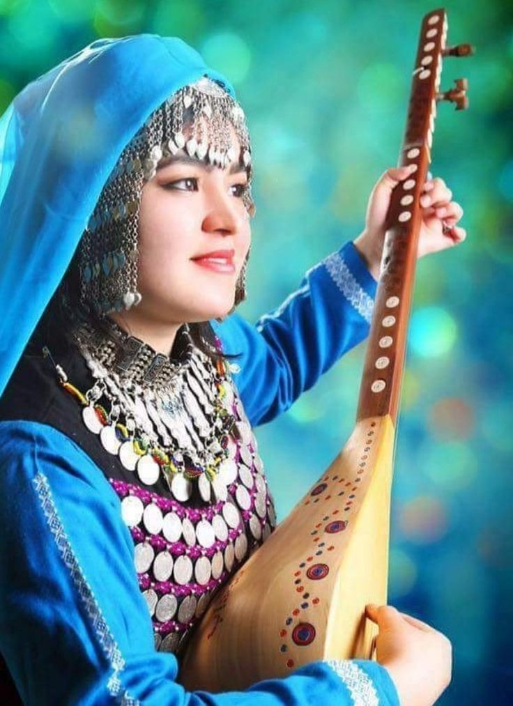 عکس دختر هزاره برای پروفایل با ساز