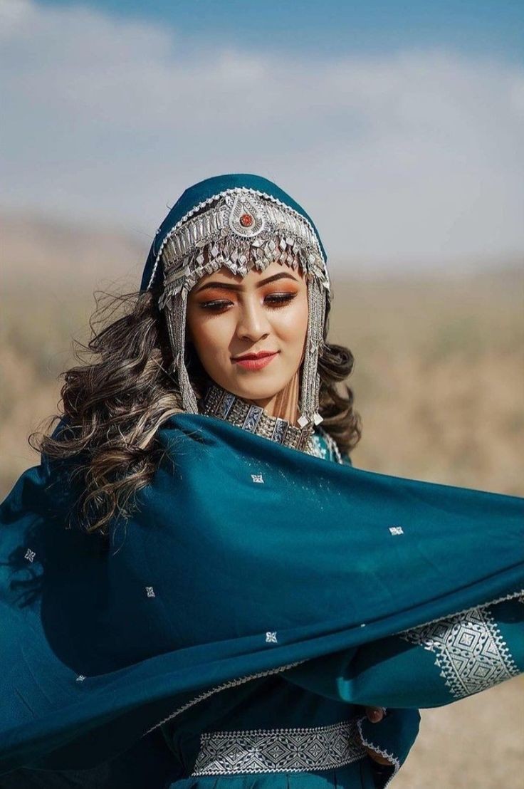 عکس دختر هزاره برای پروفایل در باد