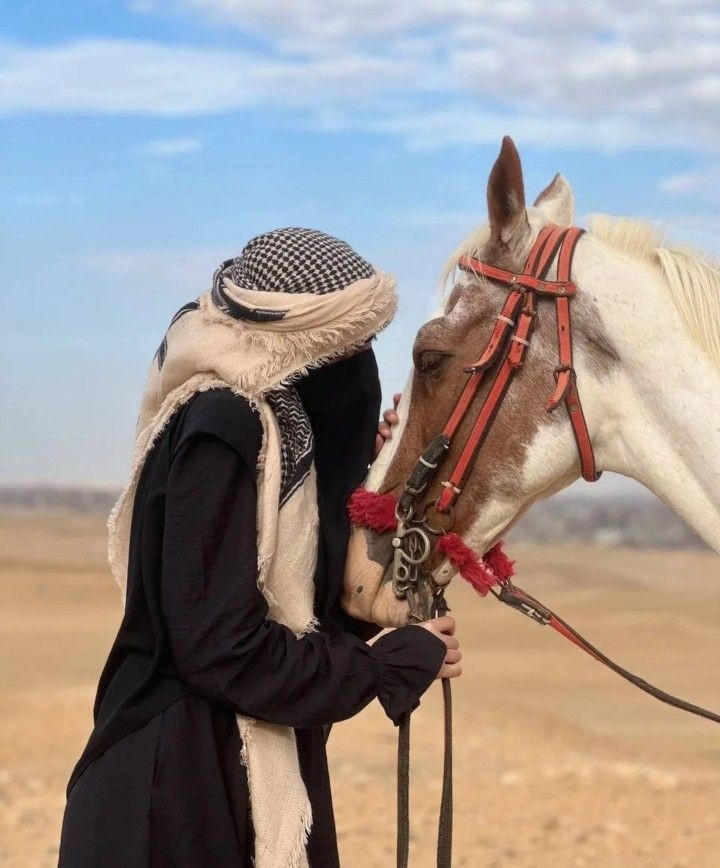 عکس پروفایل عربی دخترانه کنار اسب