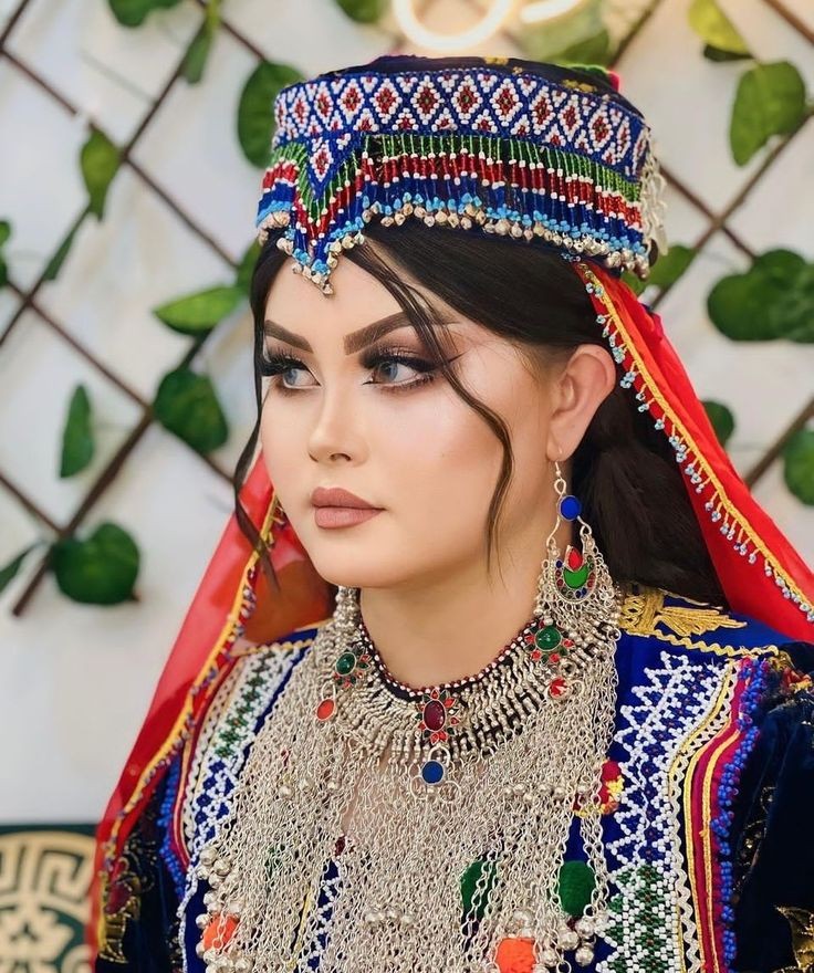عکس دختر هزاره برای پروفایل با میکاپ