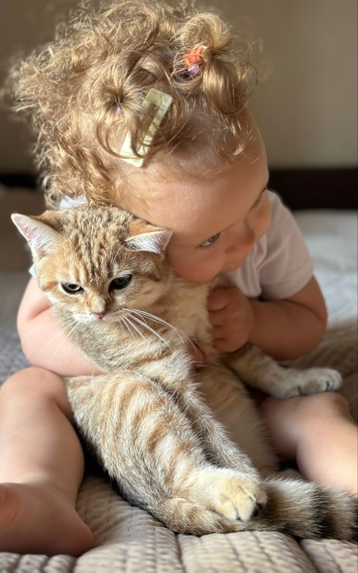 عکس پروفایل بچه دختر با گربه