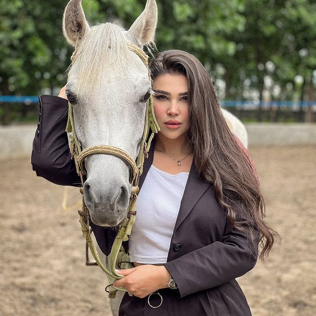 عکس پروفایل دخترانه مغرور با اسب