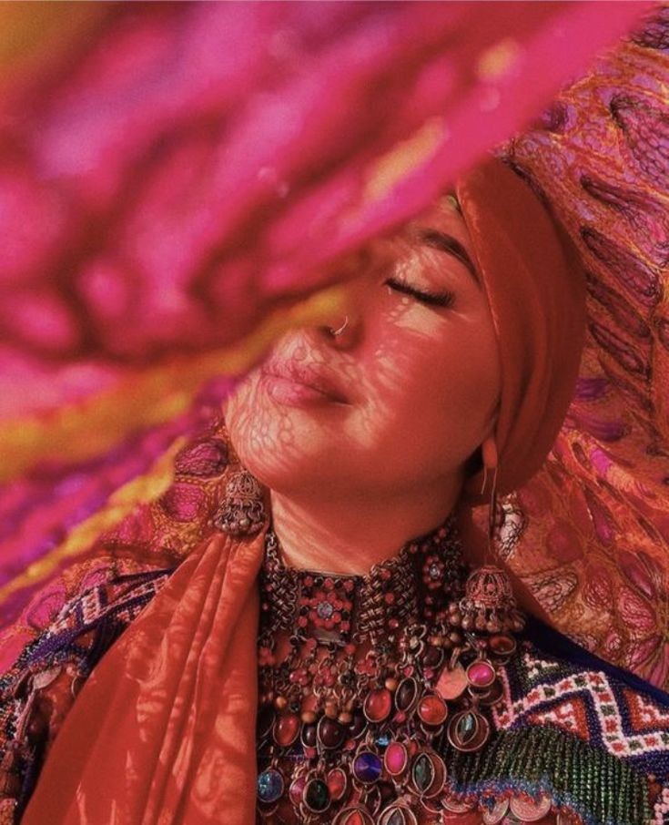 عکس دختر هزاره برای پروفایل با تم قرمز