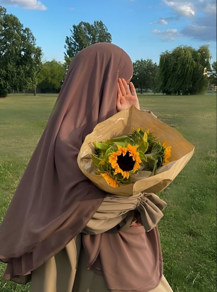 عکس پروفایل عربی دخترانه بهاری با آفتابگردان