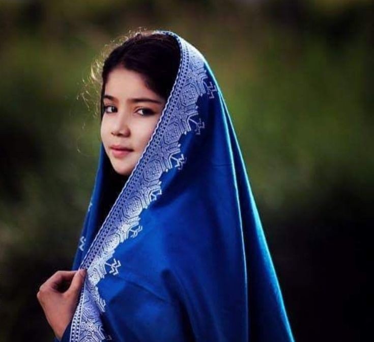 عکس دختر هزاره برای پروفایل با چادر آبی