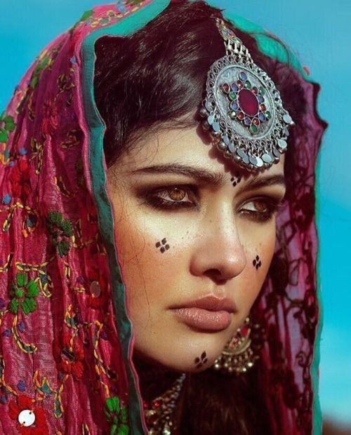 عکس دختر هزاره برای پروفایل با چشمان سرمه کشیده
