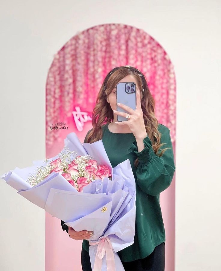 عکس پروفایل دخترانه سلفی با گوشی اپل با دسته گل