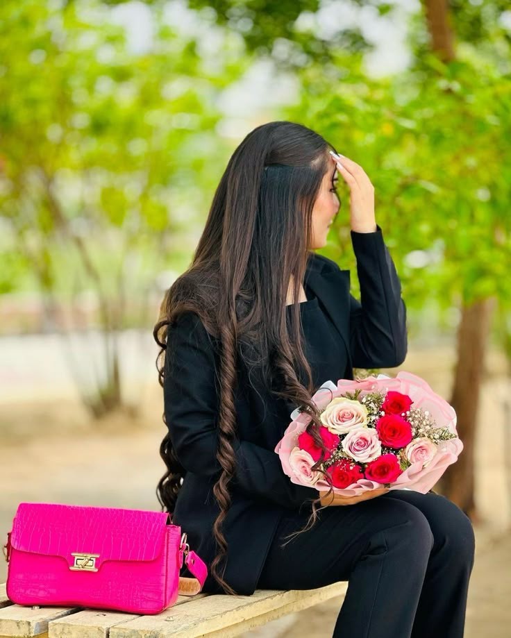 عکس دختر برای پروفایل واتساپ با دسته گل