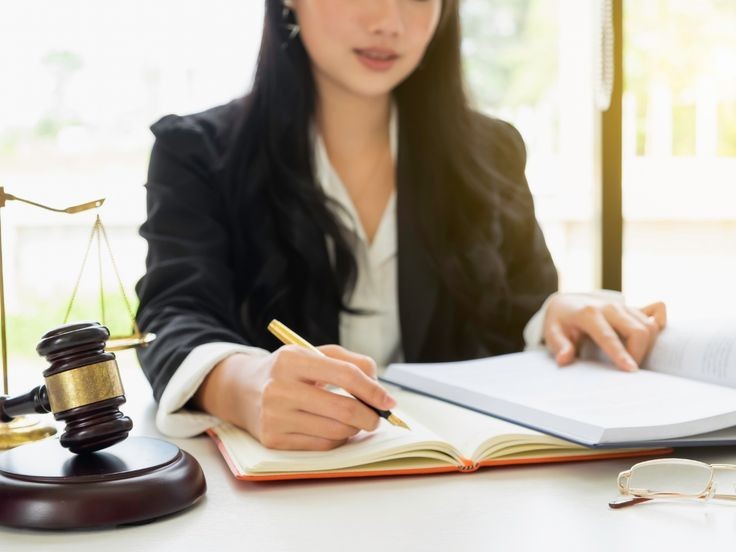 عکس بدون چهره برای پروفایل وکیل زن