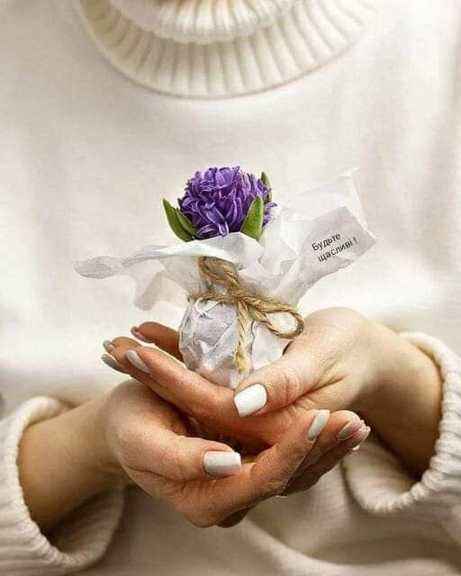 عکس دست دختر با گلدون کوچک