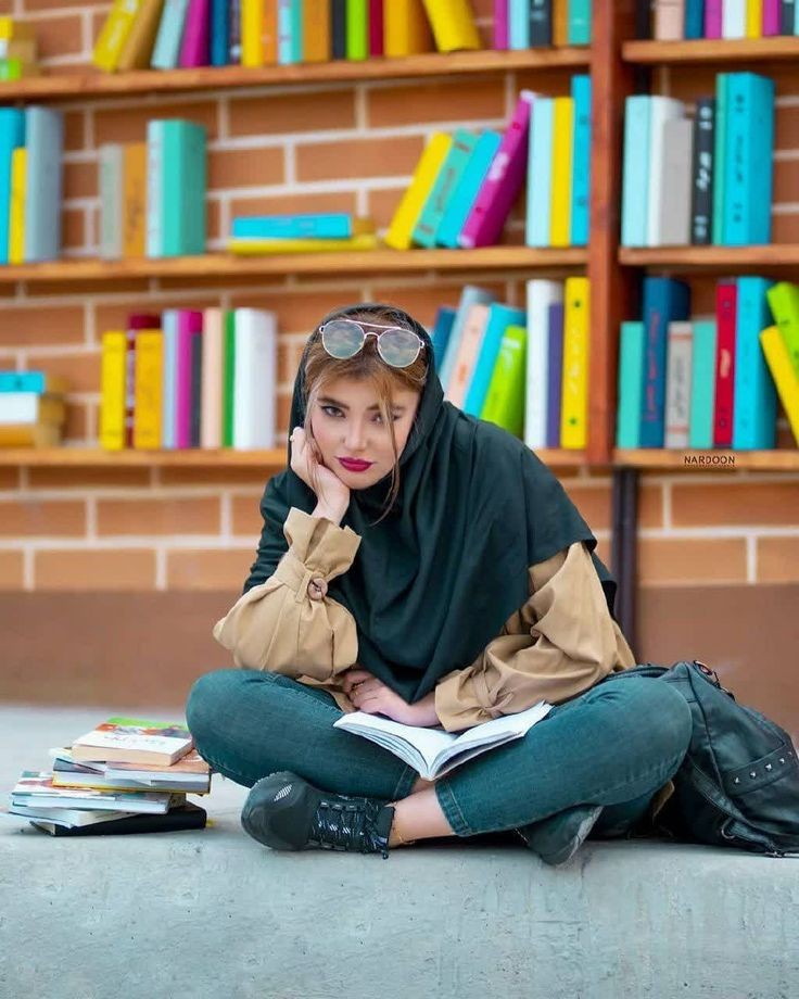 عکس پروفایل دانشجویی دخترانه در کتابخانه