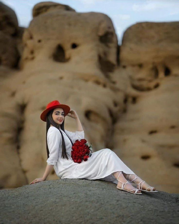 عکس پروفایل دخترونه شیک و با کلاس نشسته روی صخره