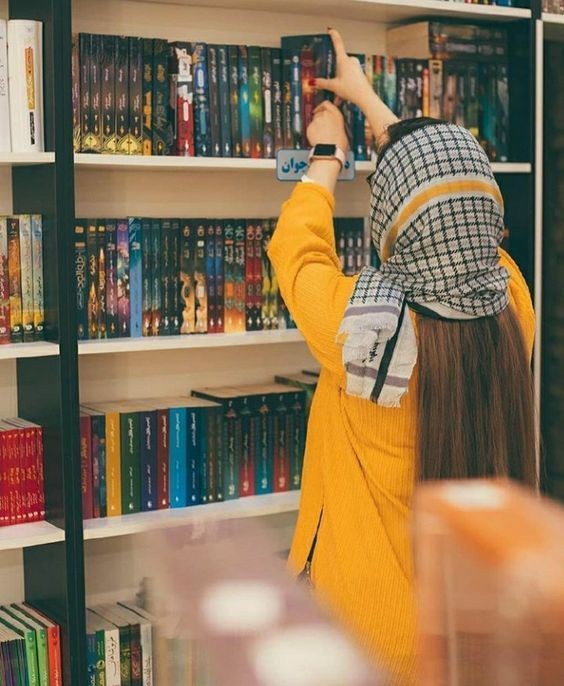 عکس دختر برای پروفایل واتساپ در کتابخانه