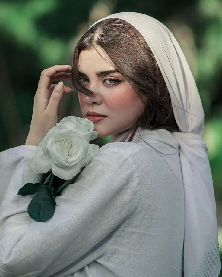عکس پروفایل زنانه با گل سفید