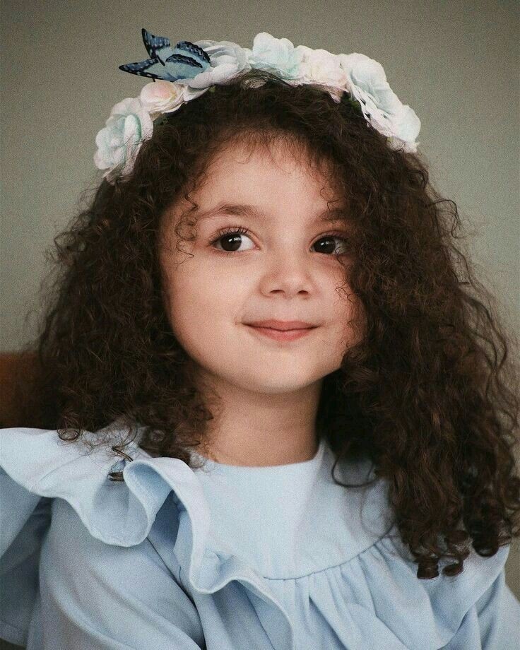عکس پروفایل بچه دختر با موی فر