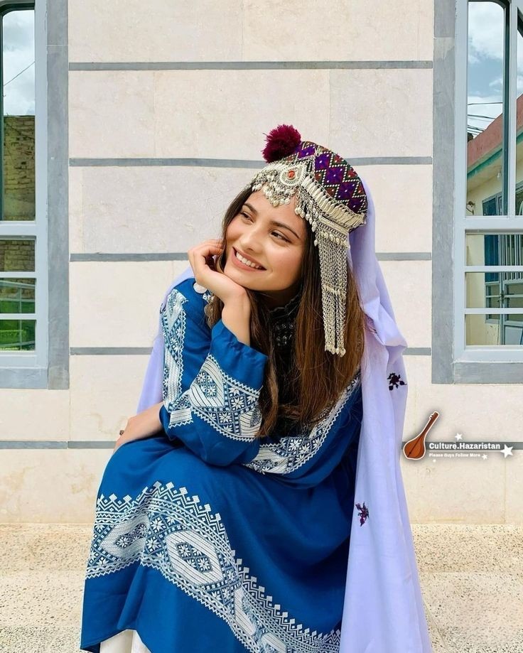 عکس دختر هزاره برای پروفایل با لبخند