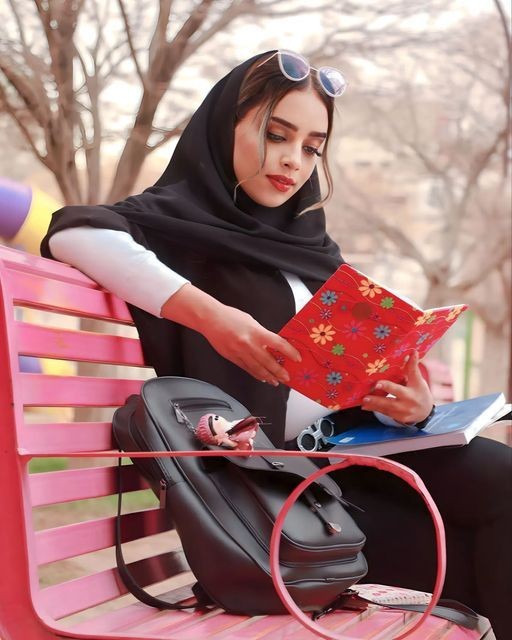 عکس پروفایل دانشجویی دخترانه روی نیمکت