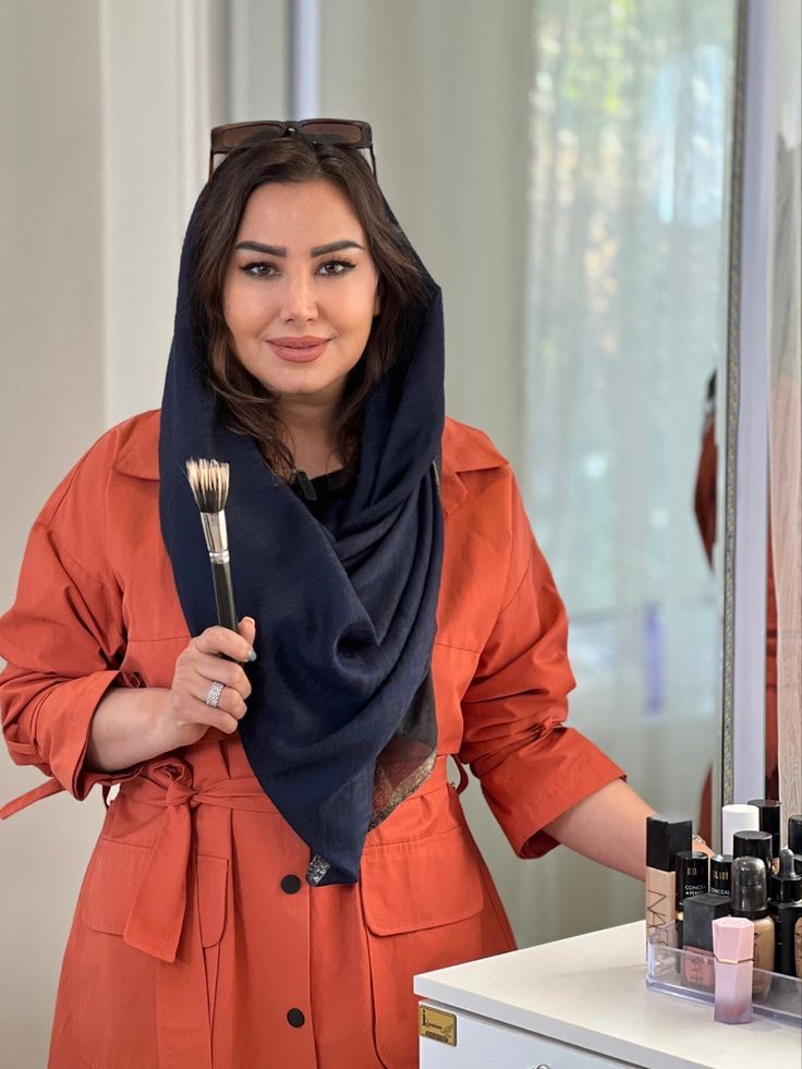 عکس پروفایل آرایشگر زنانه در آینه