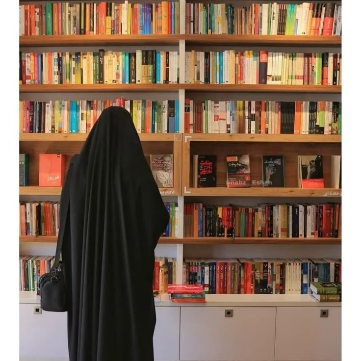 عکس پروفایل چادری در کتابخانه