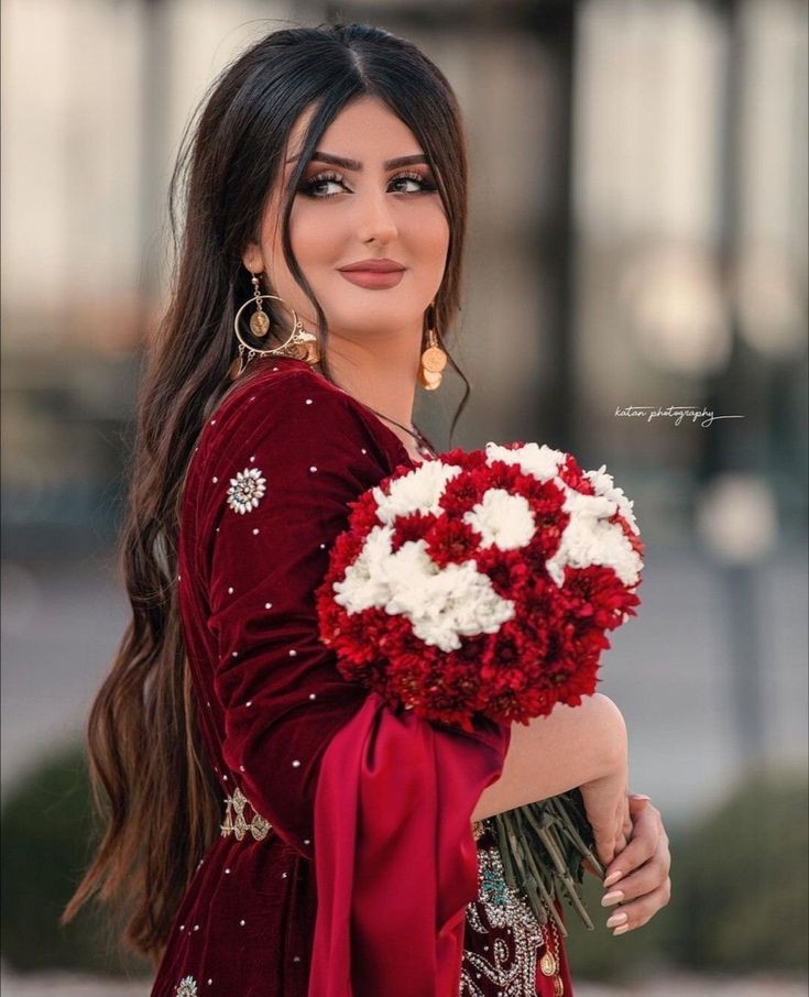 عکس پروفایل زنانه با دسته گل