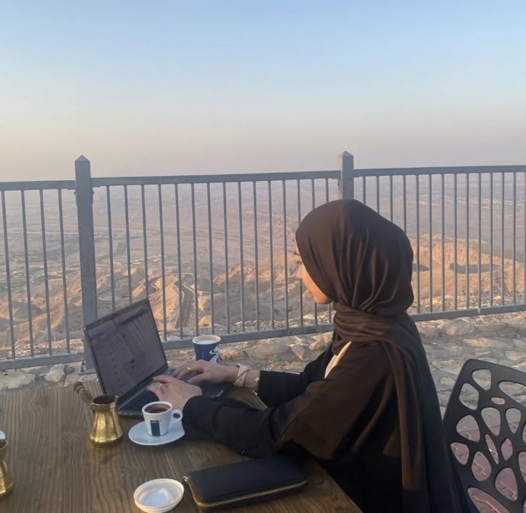 عکس پروفایل خانم مهندس با لپتاپ
