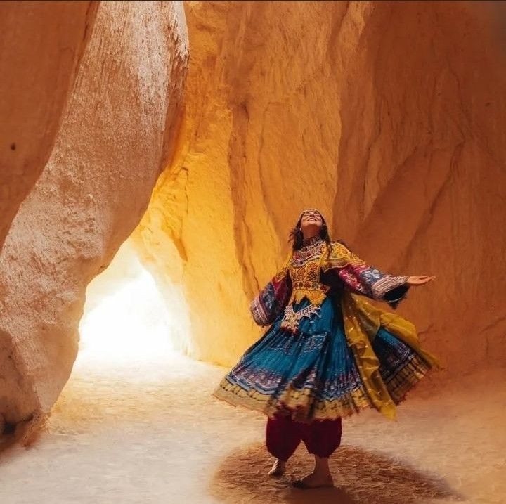 عکس دختر هزاره برای پروفایل در کوه