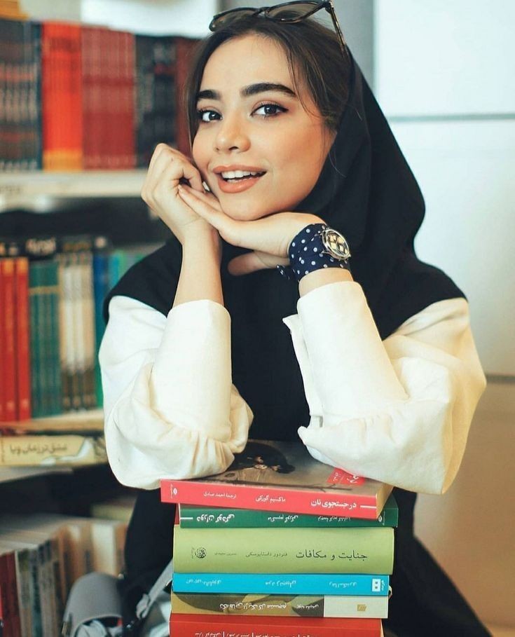 عکس پروفایل دانشجویی دخترانه با کتاب