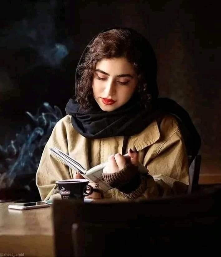 عکس پروفایل دخترونه شیک و با کلاس در حال کتاب خوندن