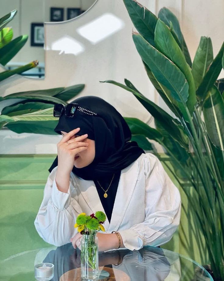 عکس پروفایل عربی دخترانه در کافه