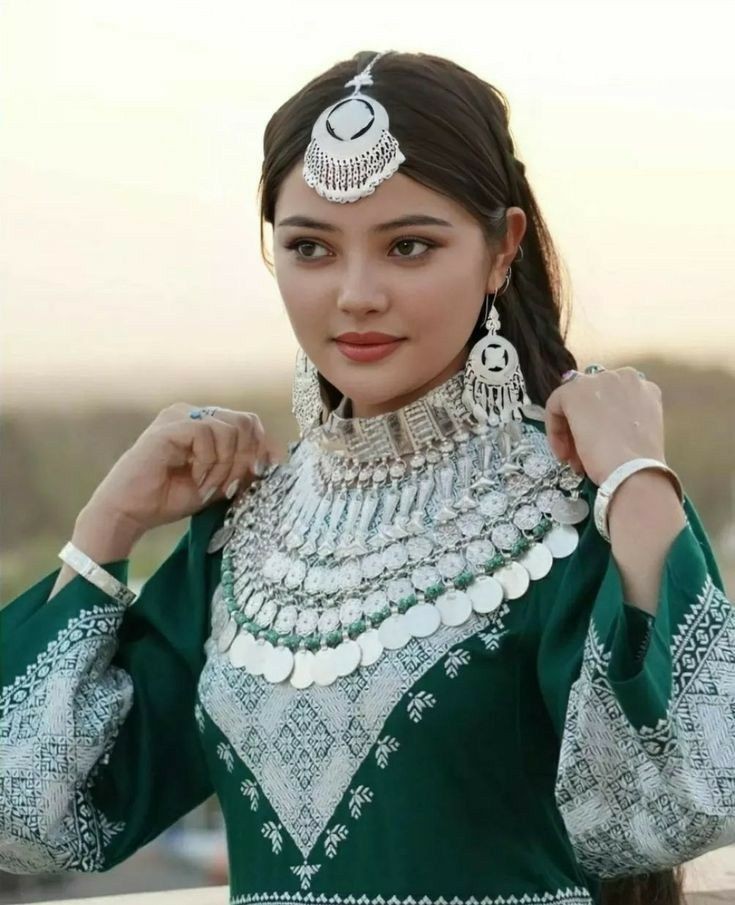 عکس دختر هزاره برای پروفایل با لباس سبز