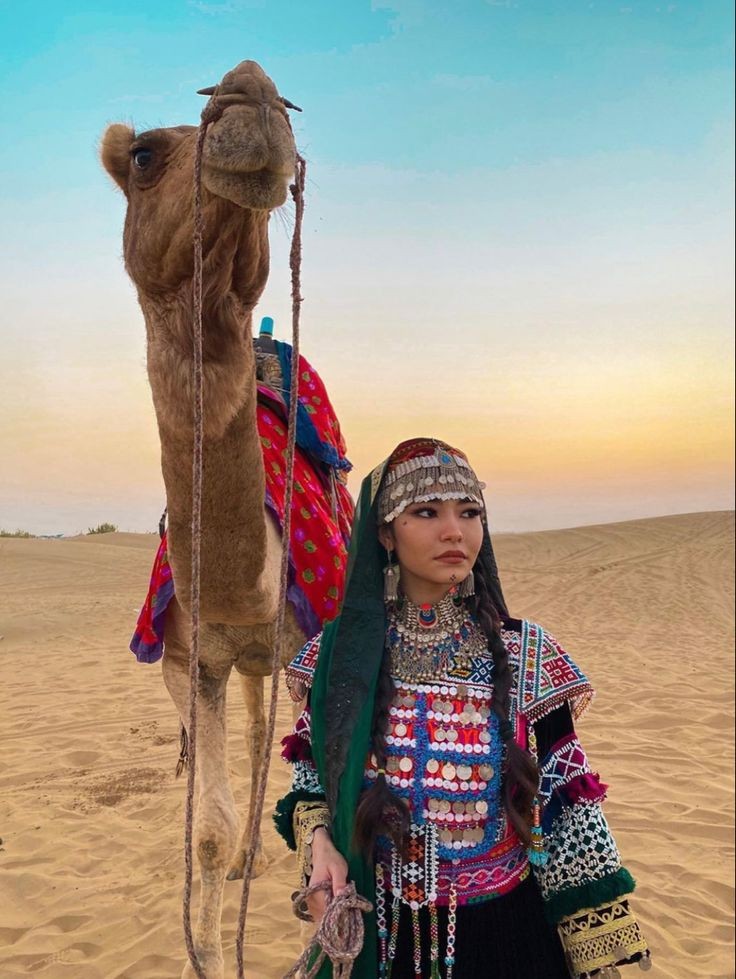 عکس دختر هزاره برای پروفایل با شتر