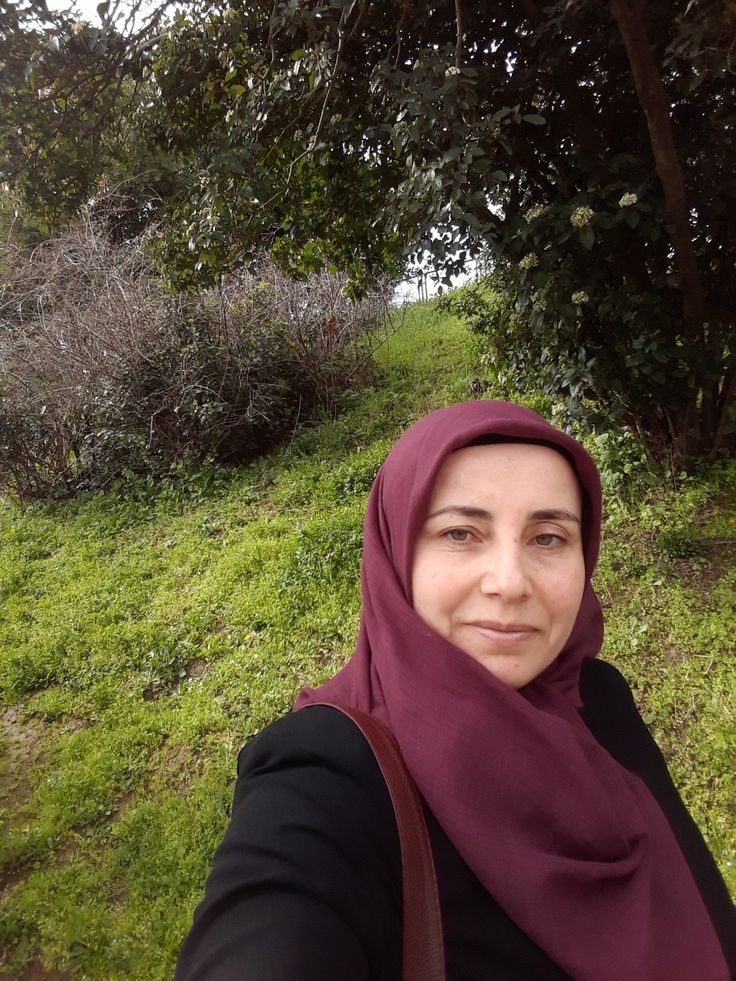 عکس زن سن بالا در طبیعت برای پروفایل