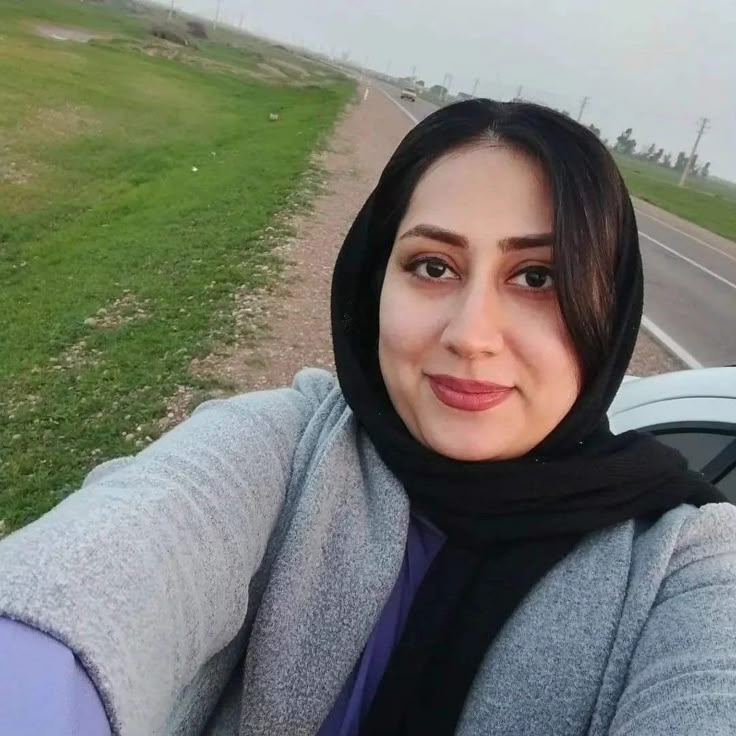 عکس زن سن بالا برای پروفایل در جاده
