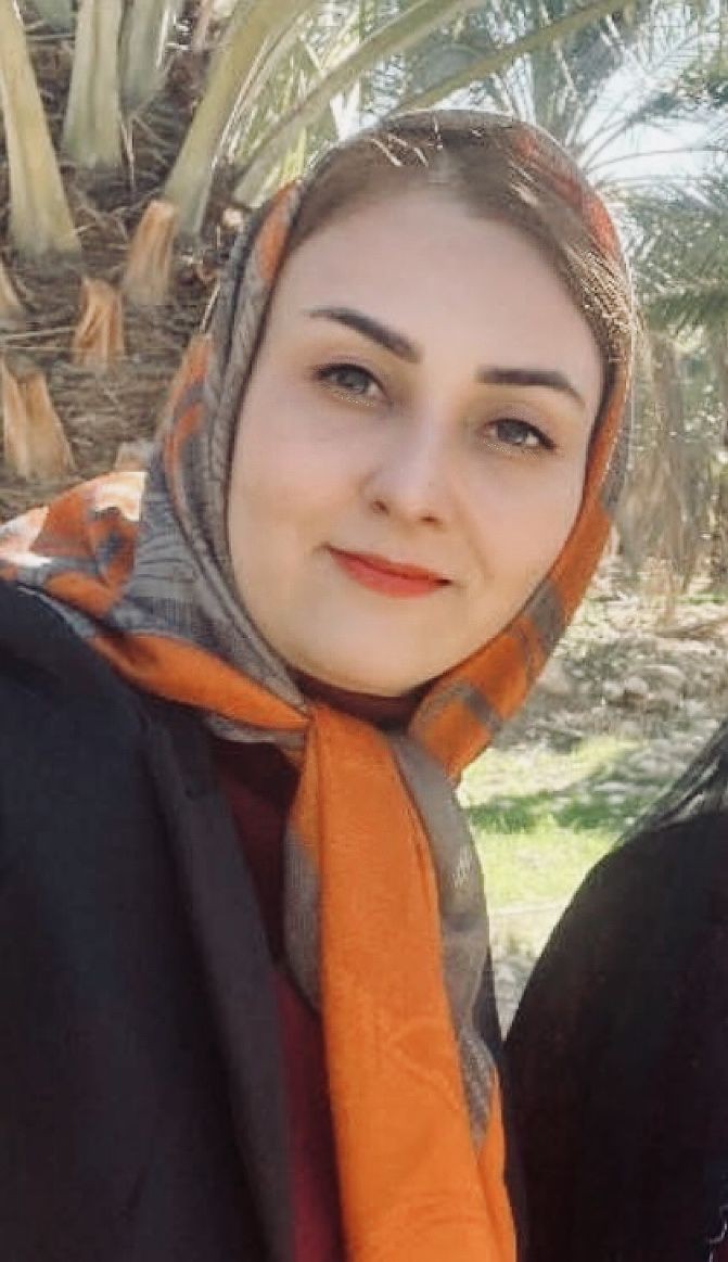 عکس زن سن بالا با روسری برای پروفایل