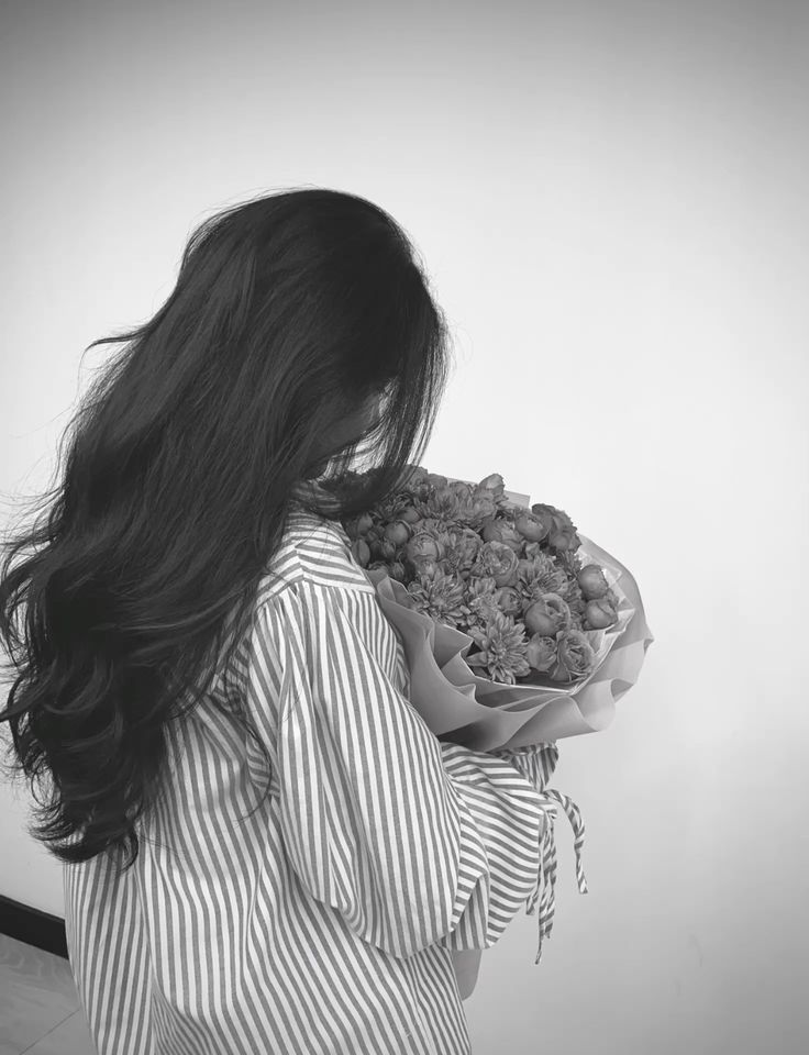 عکس پروفایل دخترونه سیاه سفید با گل