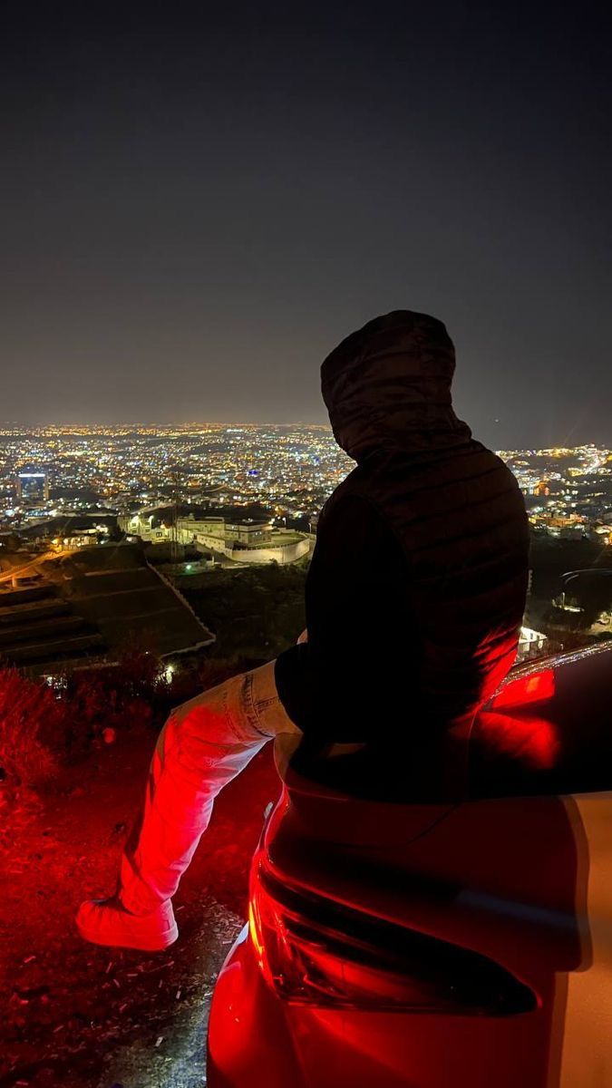 عکس پروفایل پسرانه مغرور در شب