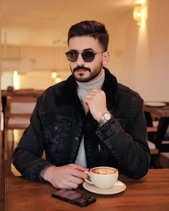عکس پروفایل پسرانه مغرور در کافه