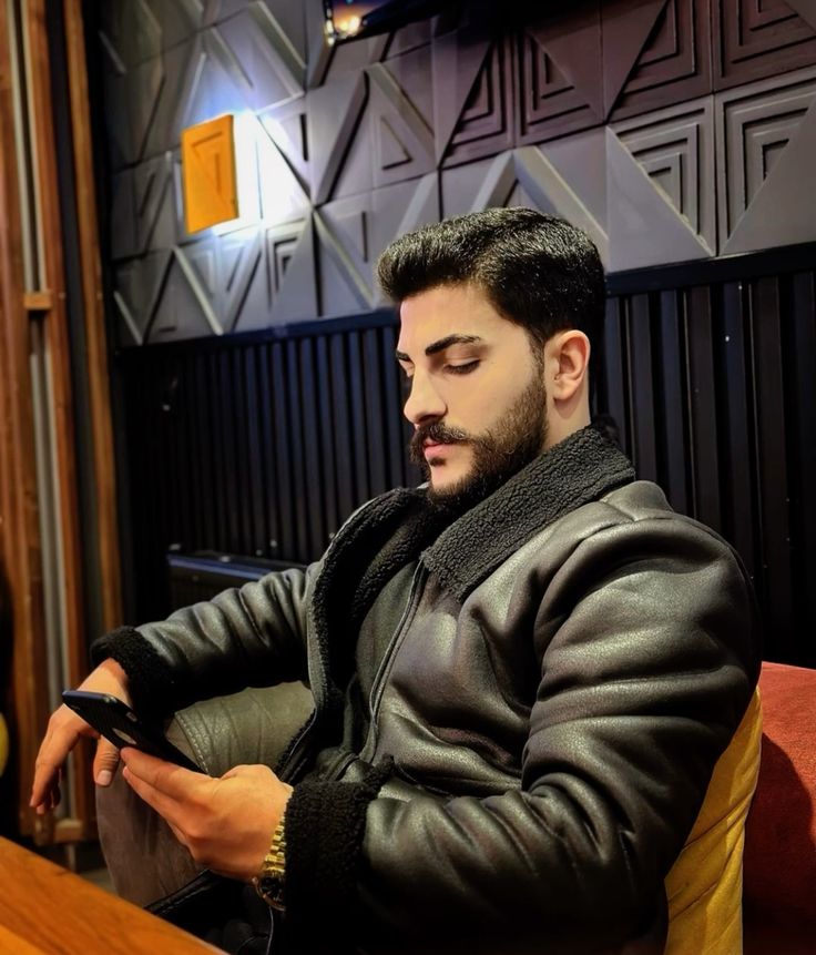عکس پروفایل پسرانه غمگین در کافه