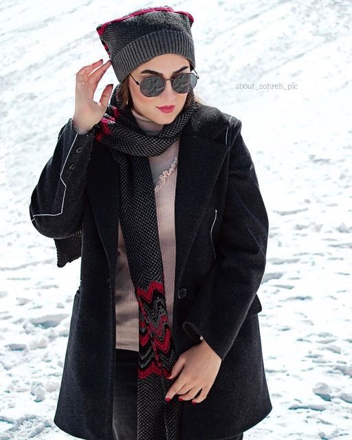 عکس زن سن بالا در برف برای پروفایل