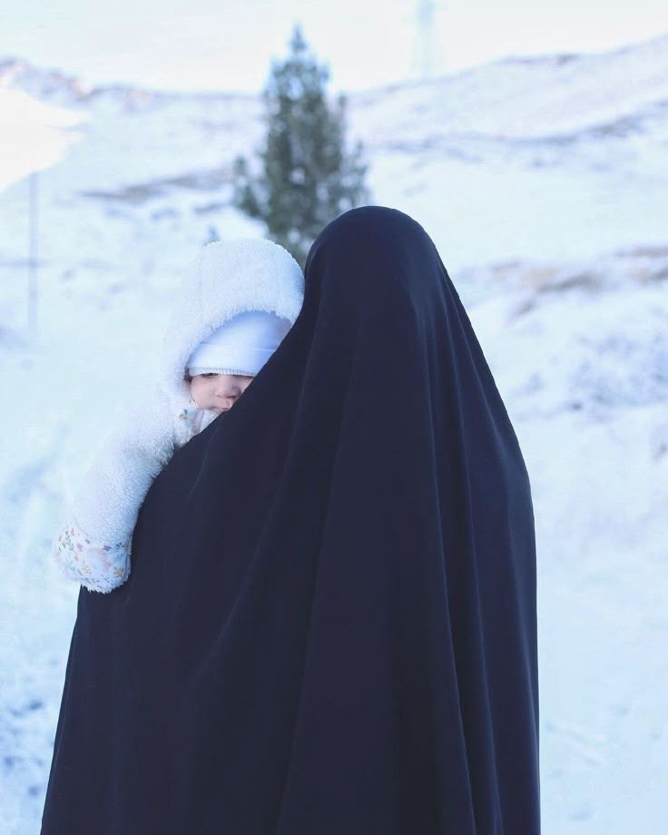عکس زن سن بالا چادری برای پروفایل