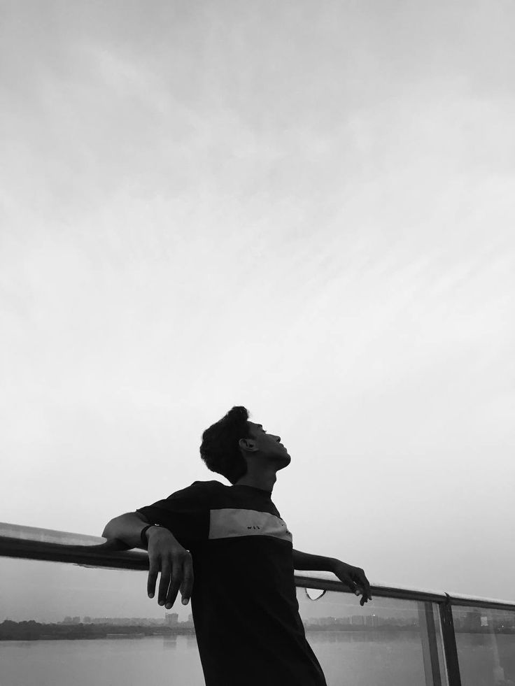 عکس پروفایل پسرانه غمگین سیاه سفید