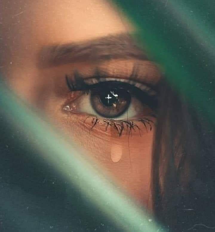 پروفایل عکس چشم اشکی و قلب شکسته دختر